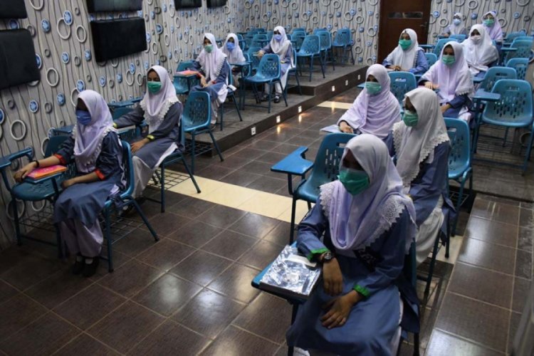 Pakistan'da 6 ay sonra okullar yeniden açıldı