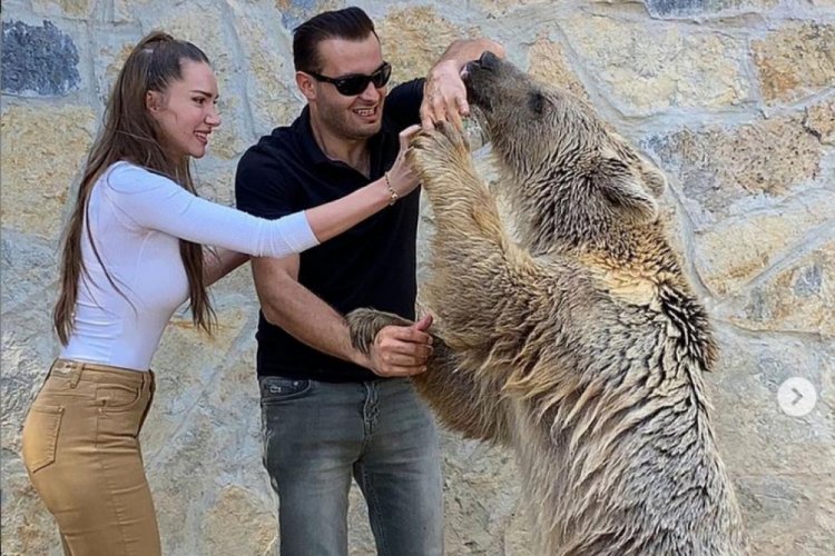 Rumen şarkıcı boz ayıyla yan yana