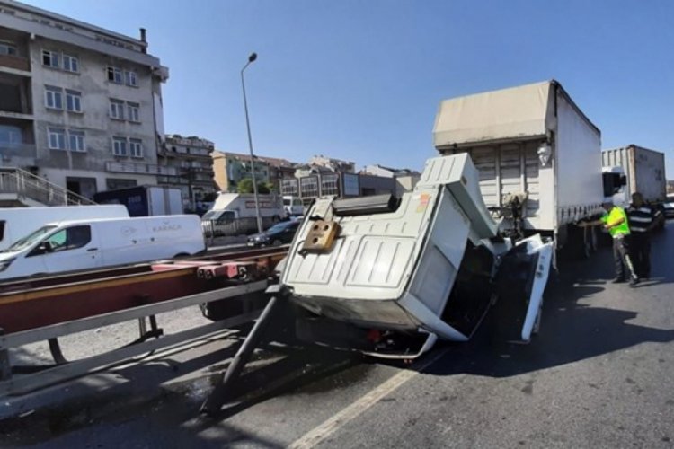 TIR kazası trafiği kilitledi