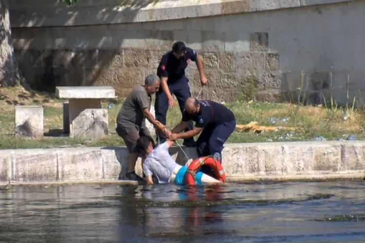 Tarihi köprüde otururken kanala düştü