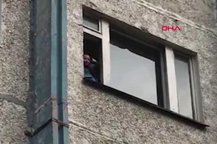 2 yaşındaki torununu camdan atmaya kalktı!