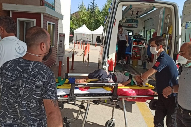 Bursa'da tutunduğu kamyonet kasasından atlayan Umut, arkadan gelen aracın altında kaldı