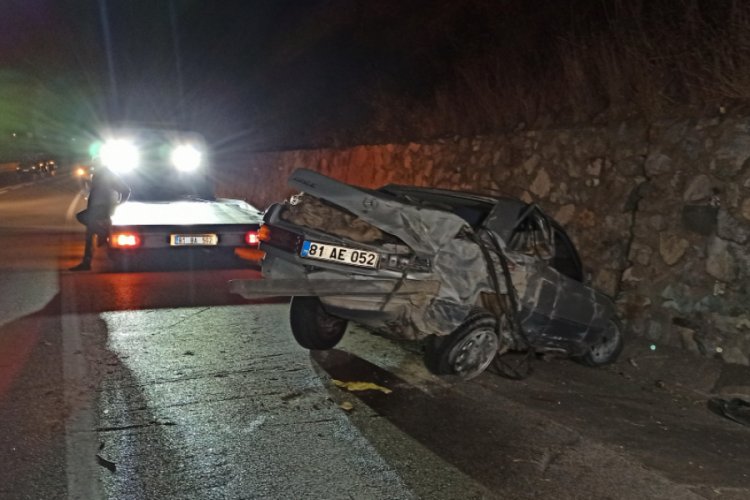 Mandaya çarpan otomobil hurdaya döndü