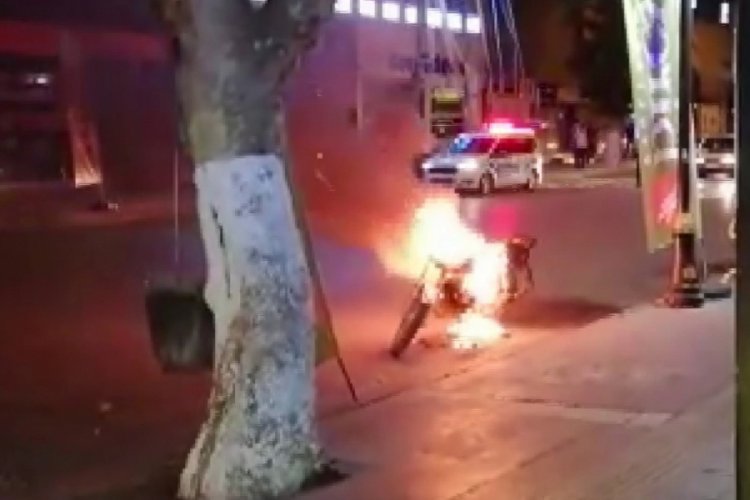 Polislere kızıp motosikletini yaktı