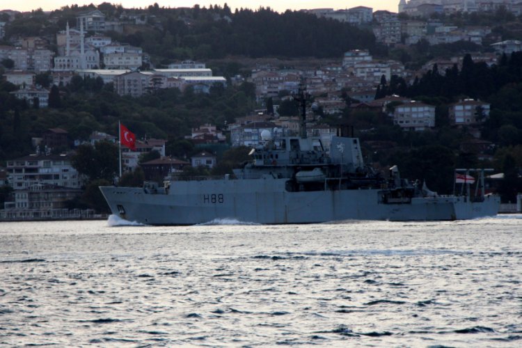 İngiliz araştırma gemisi İstanbul Boğazı'ndan geçti