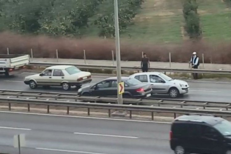Bursa'da başıboş at dehşet saçtı, o anlar güvenlik kamerasına yansıdı