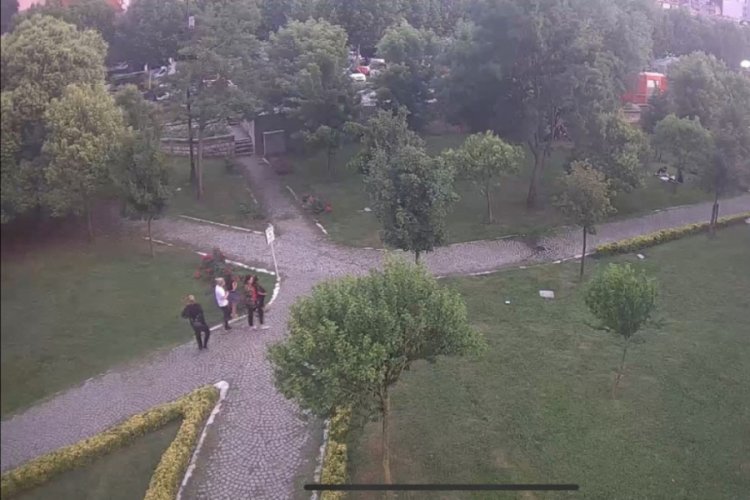 Parkta çocuğa hırsızlık yaptıran aile görünümlü çete kamerada