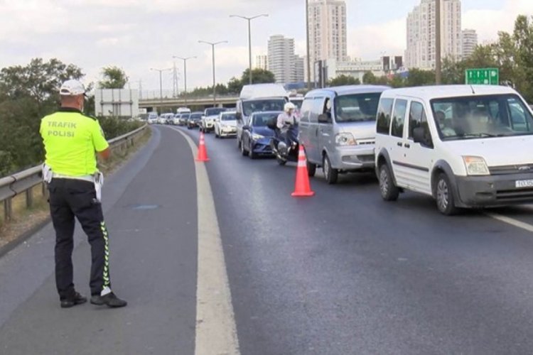 Trafiği kilitleyen TIR yangını