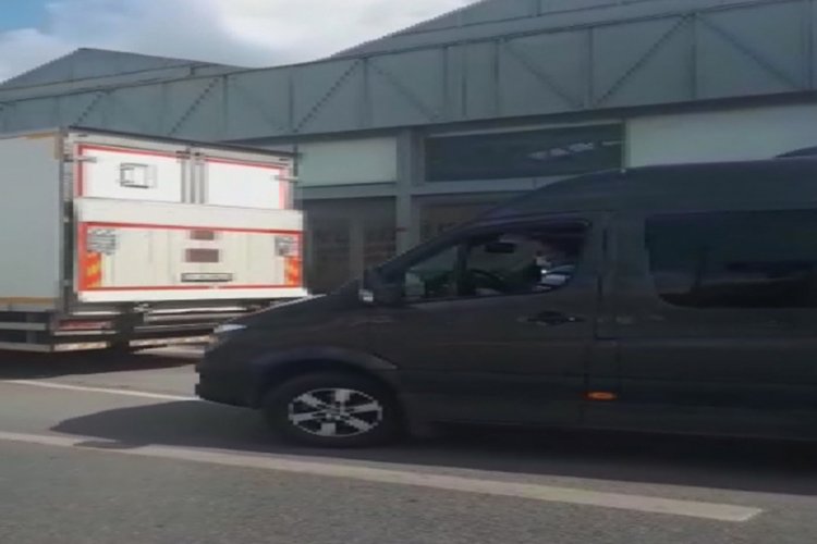 Servis şoföründen yolda yürüyen kadına sözlü taciz