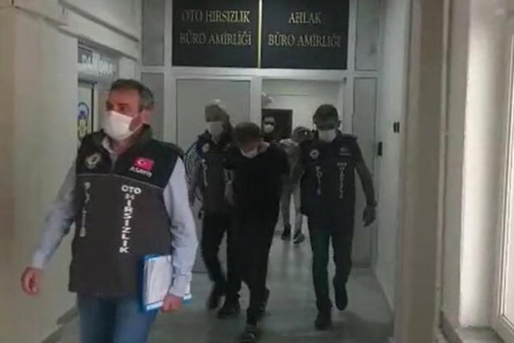 Aldıkları otomobilleri satmaya çalışırken yakalandılar!