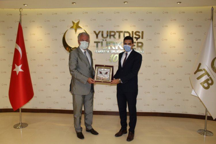 BALKANTÜRKSİAD'dan iki ülkeye 30 bin maske bağışı