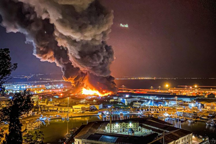 İtalya'da limanda patlama