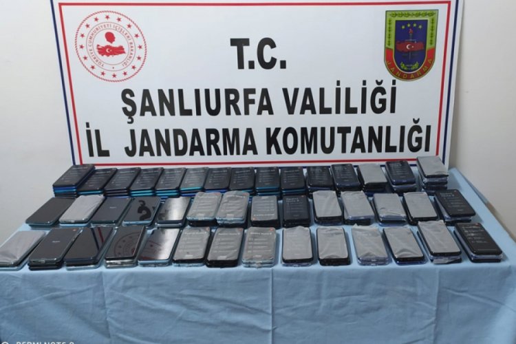 Şanlıurfa'da 157 gümrük kaçağı telefon ele geçirildi