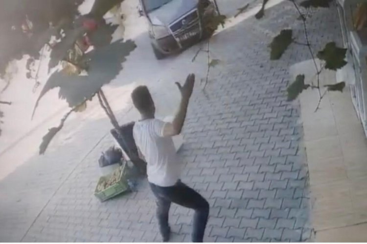 Hafif ticari aracın altında kalmaktan son anda kurtuldu