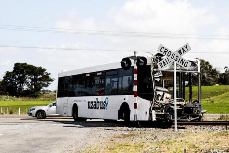 Yeni Zelanda'da tren otobüse çarptı: 1 ölü, 40 yaralı