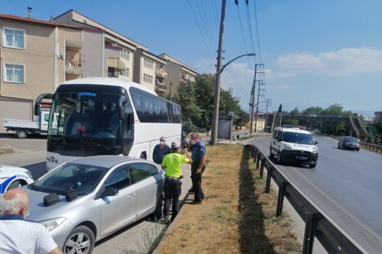 Direksiyon başında kalp krizi geçiren sürücü yaralandı