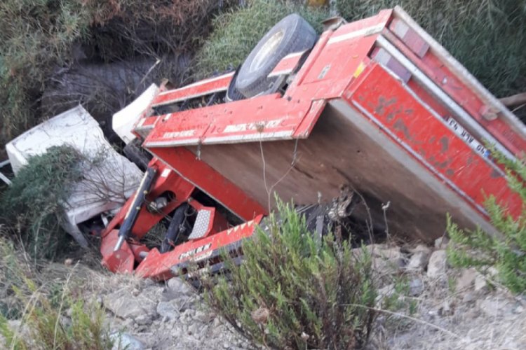 Freni boşalan vinç şarampole devrildi: 2 yaralı