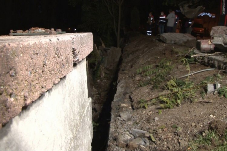 Küçükçekmece'de sitenin istinat duvarı çöktü