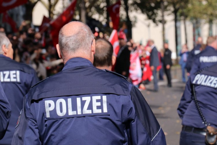 Almanya'da 29 polis, Hitler fotoğrafı paylaştıkları için görevden alındı