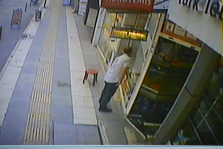 Koronavirüslü bakkal iş yerinde polise yakalandı