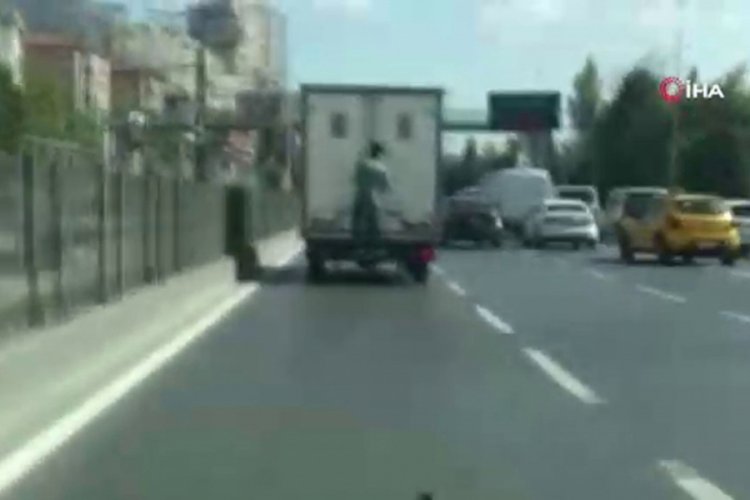 Kamyonetin kasasında tehlikeli yolculuk