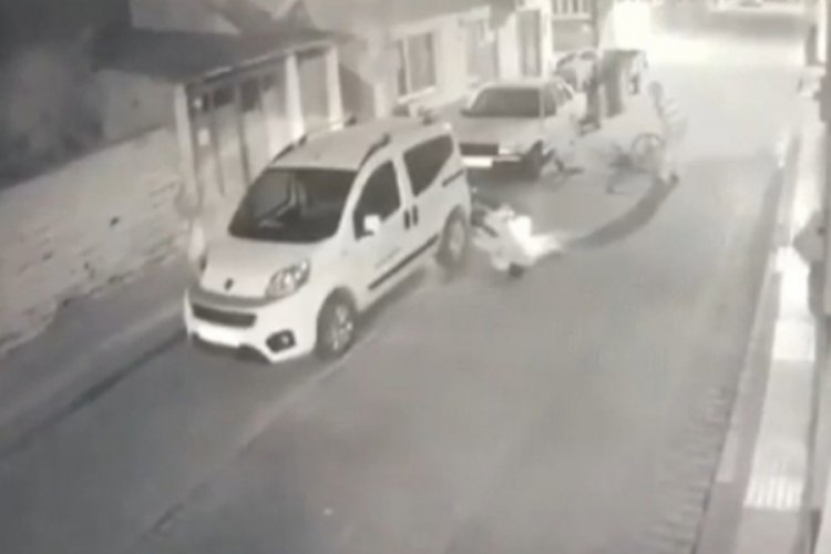 Bursa'da motosiklet bisiklete çarpıp sürükledi! O anlar kamerada