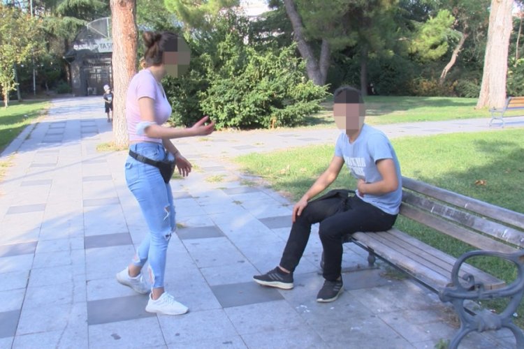 Genç kız sevgilisini bıçaklayıp başında bekledi