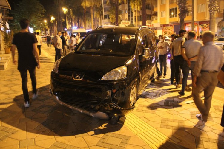 Hatay'da freni boşalan çöp kamyonu 8 araca çarptı