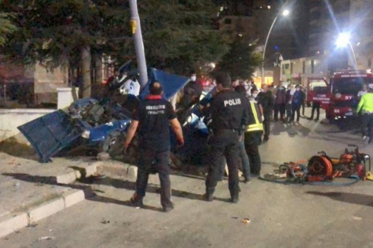 Otomobil önce yayaya sonra elektrik direğine çarptı:1 ölü 2'si ağır 4 yaralı