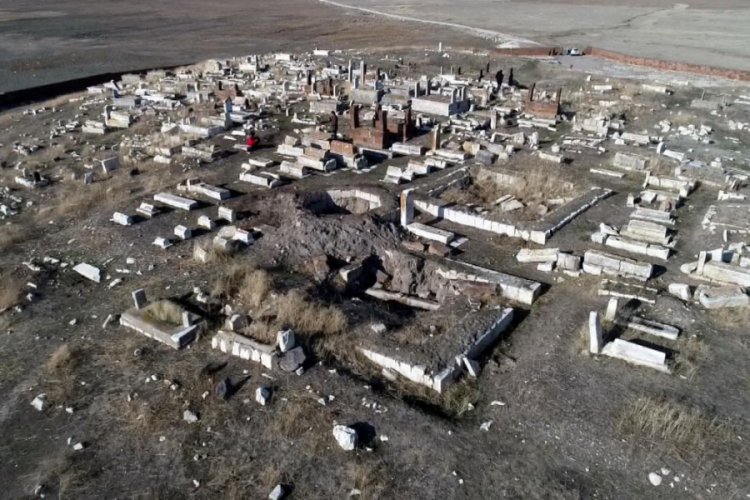 Defineciler, 5 bin yıllık mezarlığı talan etti