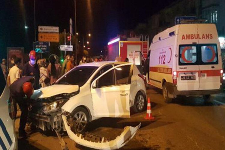 Hafif ticari araç, otomobile çarptı: 2 yaralı