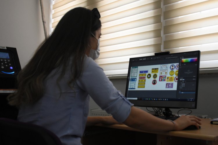 Bursa'daki meslek lisesinde korona bilgilendirme materyali üretildi