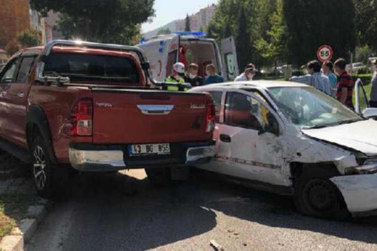 Kazada kamyonetin çarptığı aydınlatma direği 3 aracın üzerine devrildi