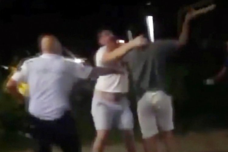 Arkadaşlarına otomobil çarptı, onlar kavgaya devam etti