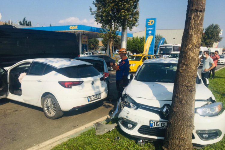 Bursa'da ters yöne geçen otomobile, seyir halindeki 3 otomobil çarptı