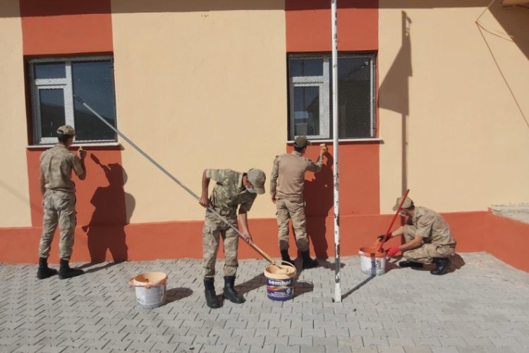 Askerler köy okulunu boyadı