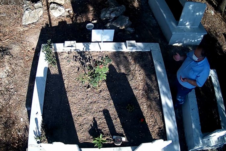 Bursa'da tasarladığı cihazla anne ve babasının mezarlarını izleyip, dua okuyor