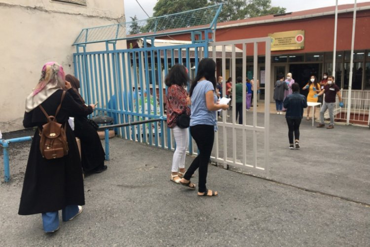 KPSS'ye giren adaylar sırada, yakınları dışarıda ter döktü