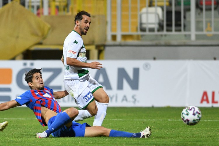 Bursasporlu futbolcular galibiyeti kutluyor
