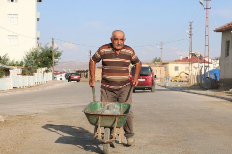 Tarlada bulduğu taşı yatak odasında saklıyor