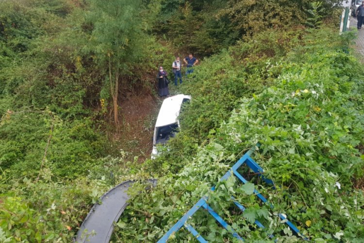 Otomobil yeşil alana uçtu: Aynı aileden 3 yaralı