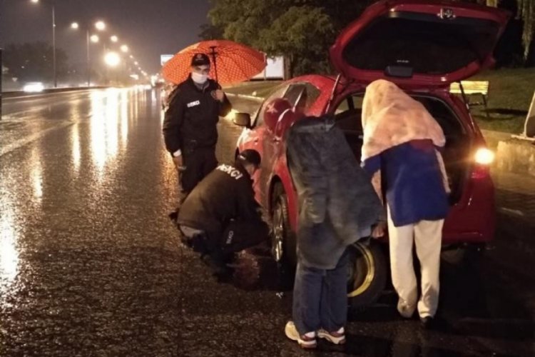 Eskişehir'de yolda mahsur kalan sürücünün imdadına bekçiler yetişti