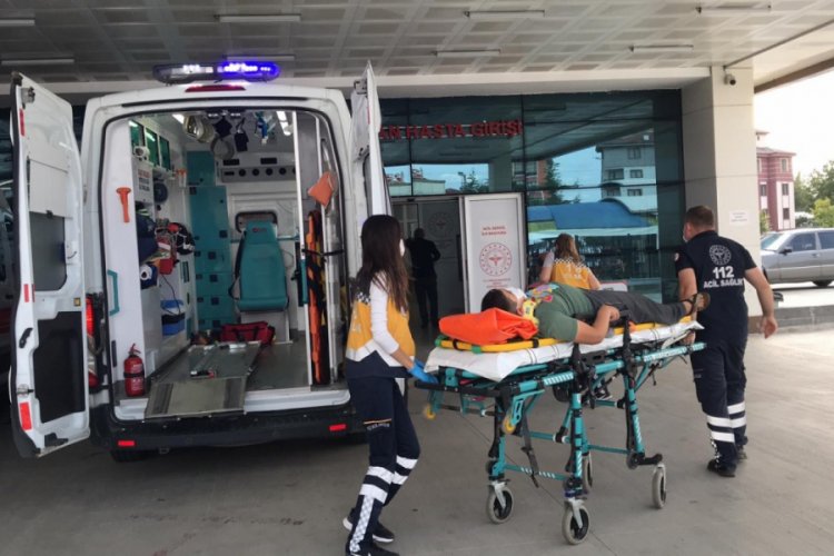Hafif ticari araç su kanalına düştü