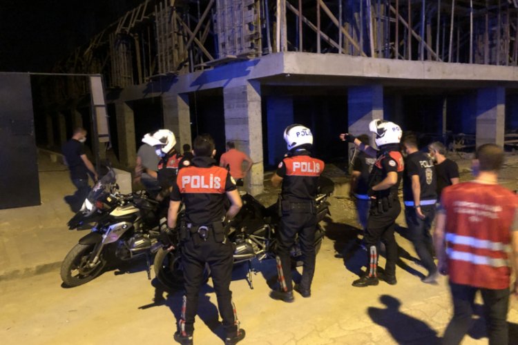 Elleri kelepçeli olan zanlı, polis aracından atlayıp kaçtı
