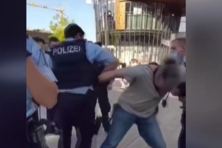 Alman polisinden engelli kişiye şiddet