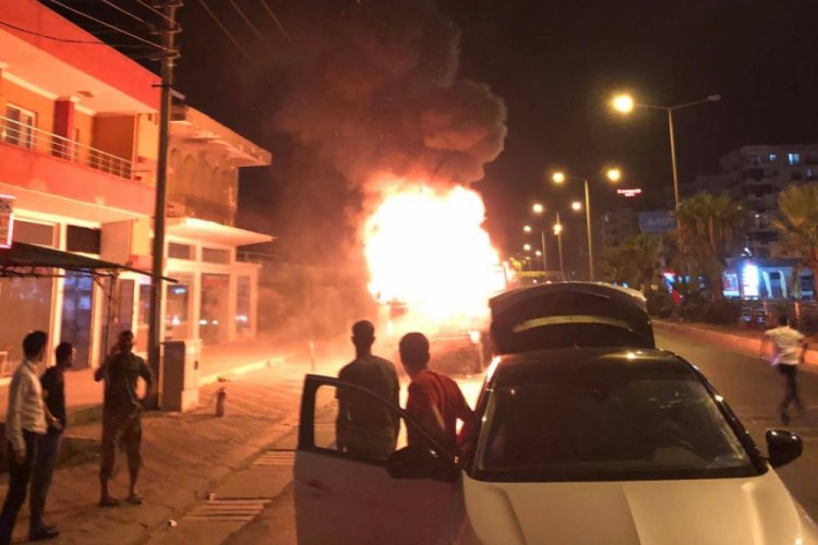 Seyir halindeki kamyon alev alev yandı