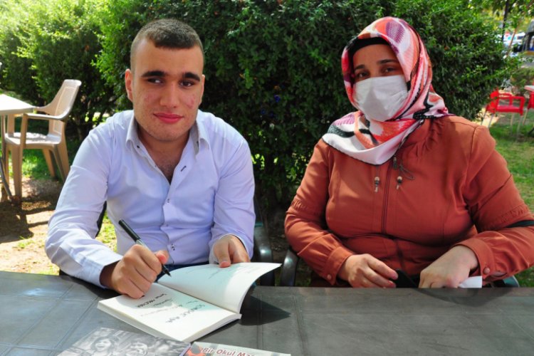 '7 yıl yaşar' denilen Serhat, 20 yaşında 3'üncü kitabını yazdı