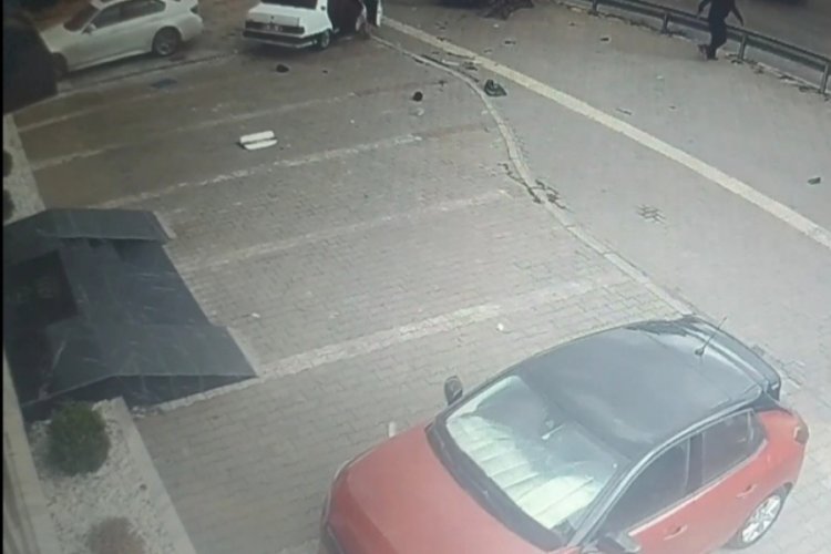 Bursa'da bozulan araçlarını çalıştırmak için iterken başka araç gelip vurdu