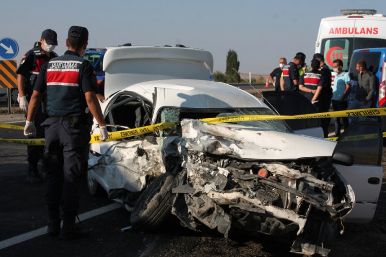 Aksaray'da otomobil ile minibüs çarpıştı: 1 ölü, 6 yaralı