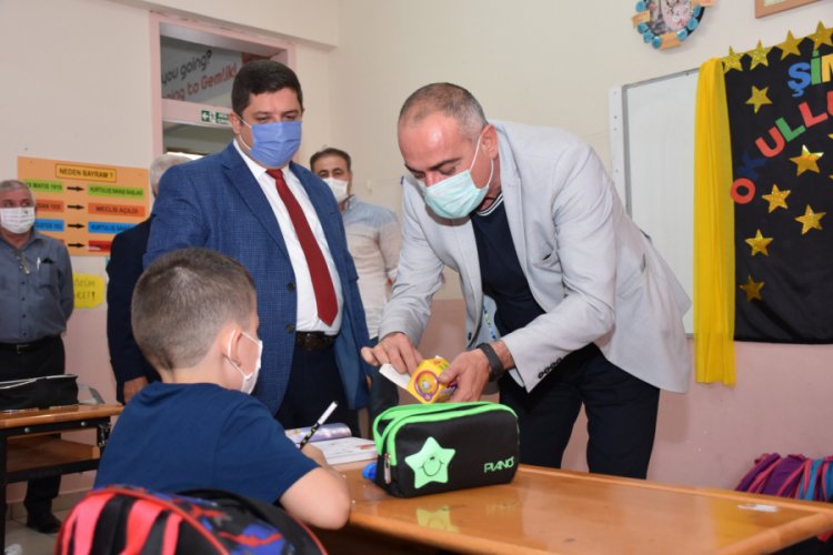 Bursa Gemlik Belediye Başkanı Sertaslan'dan minik öğrencilere ziyaret